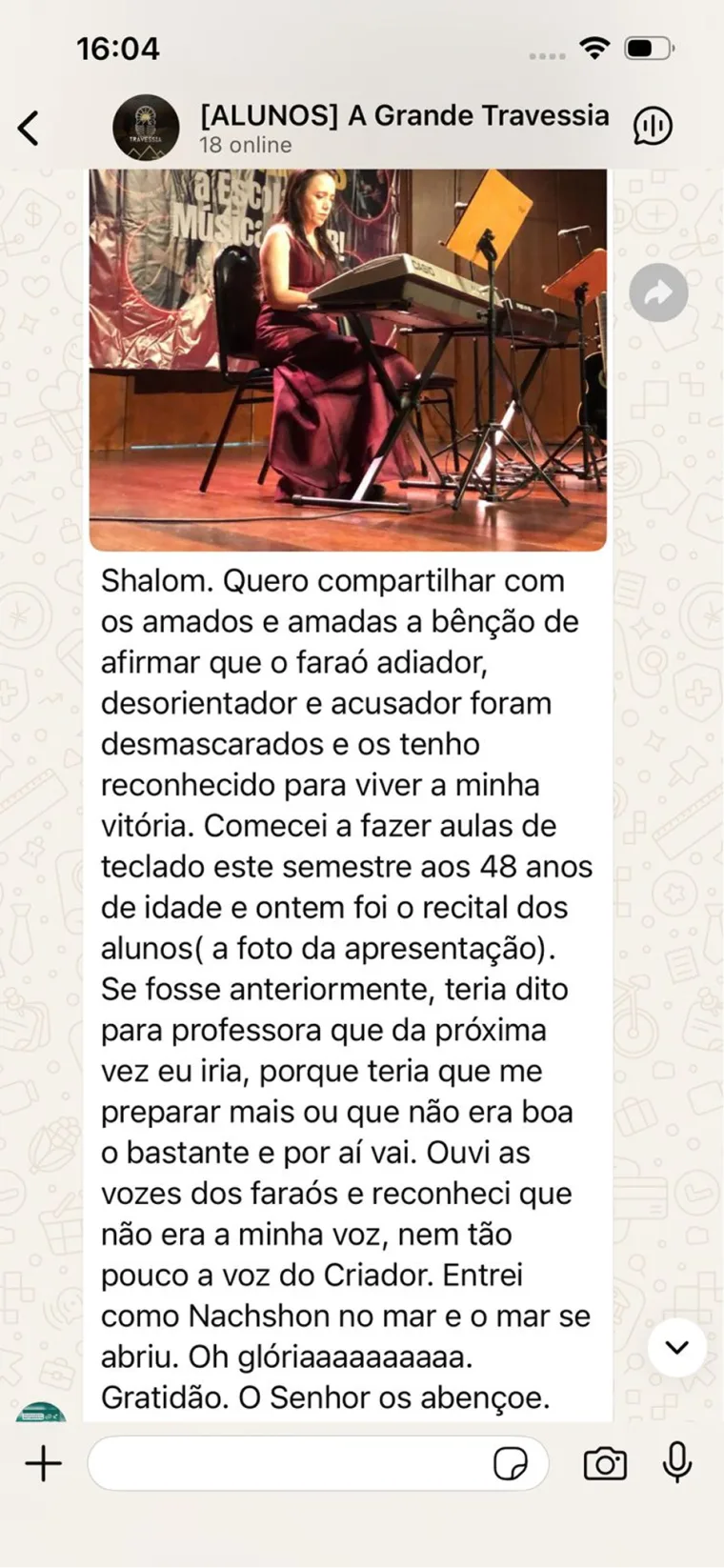 Aluna do grupo compartilha foto do recital de teclado que fez aos 48 anos e conta que desmascarou os faraós Adiador, Desorientador e Acusador: 'Entrei como Nachshon no mar e o mar se abriu.'